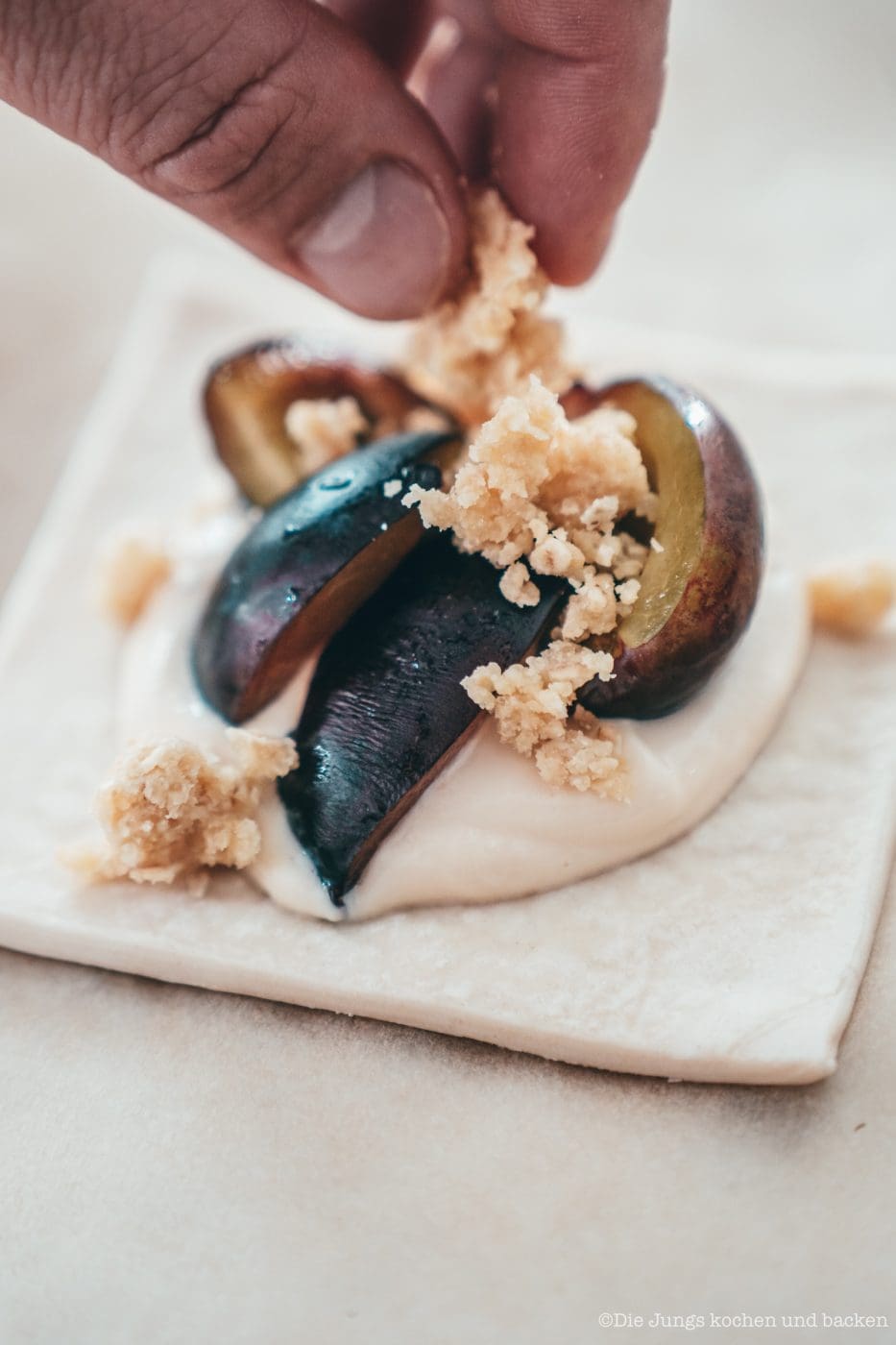 Rezept für ein einfaches Blätterteig-Gebäck. Pflaumen mit einer feinen Quarkcreme und knusprigen Streuseln - unwiderstehlich lecker und schnell für die Gäste gebacken!